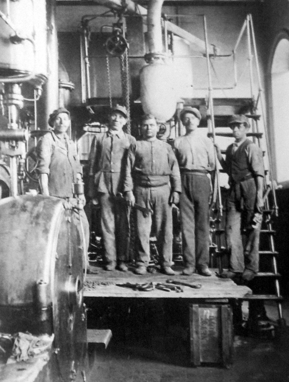 Saesa_Trabajadores_central_a_vapor_Bulnes.jpg
