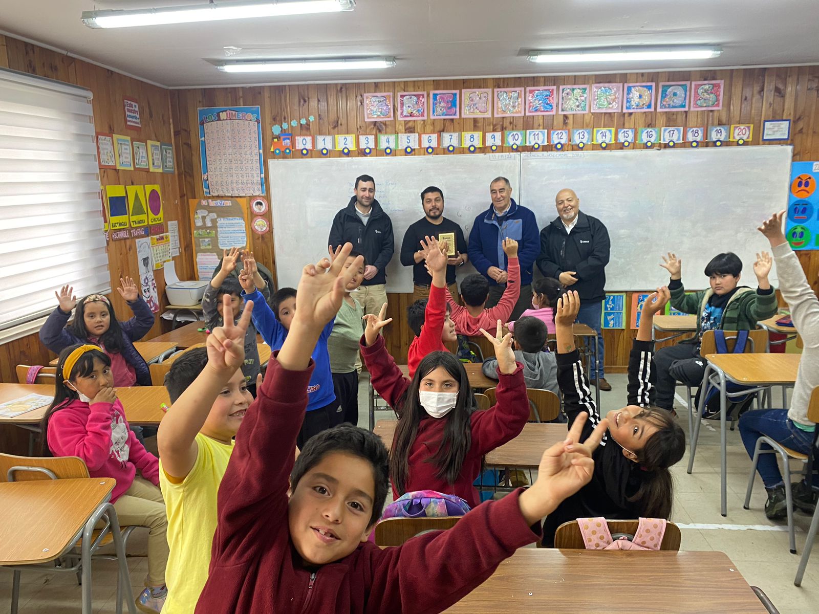 Los ganadores recibirán un sistema de iluminación eficiente, implementación deportiva o paneles solares para su recinto educativo.